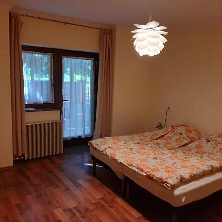 Gyopar Gyoengye Apartmanhaz Орошгаза Екстер'єр фото