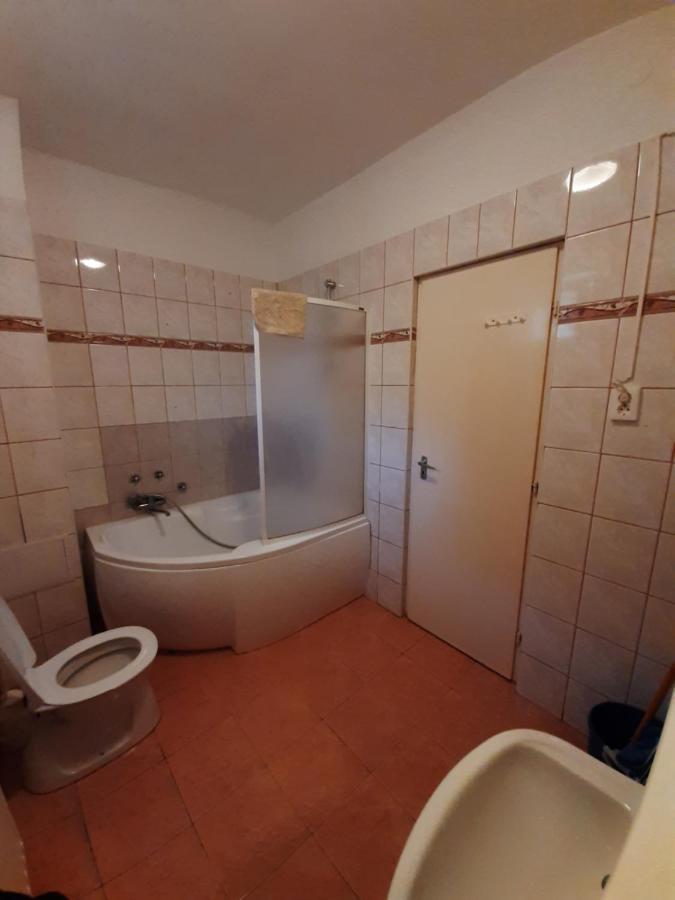 Gyopar Gyoengye Apartmanhaz Орошгаза Екстер'єр фото