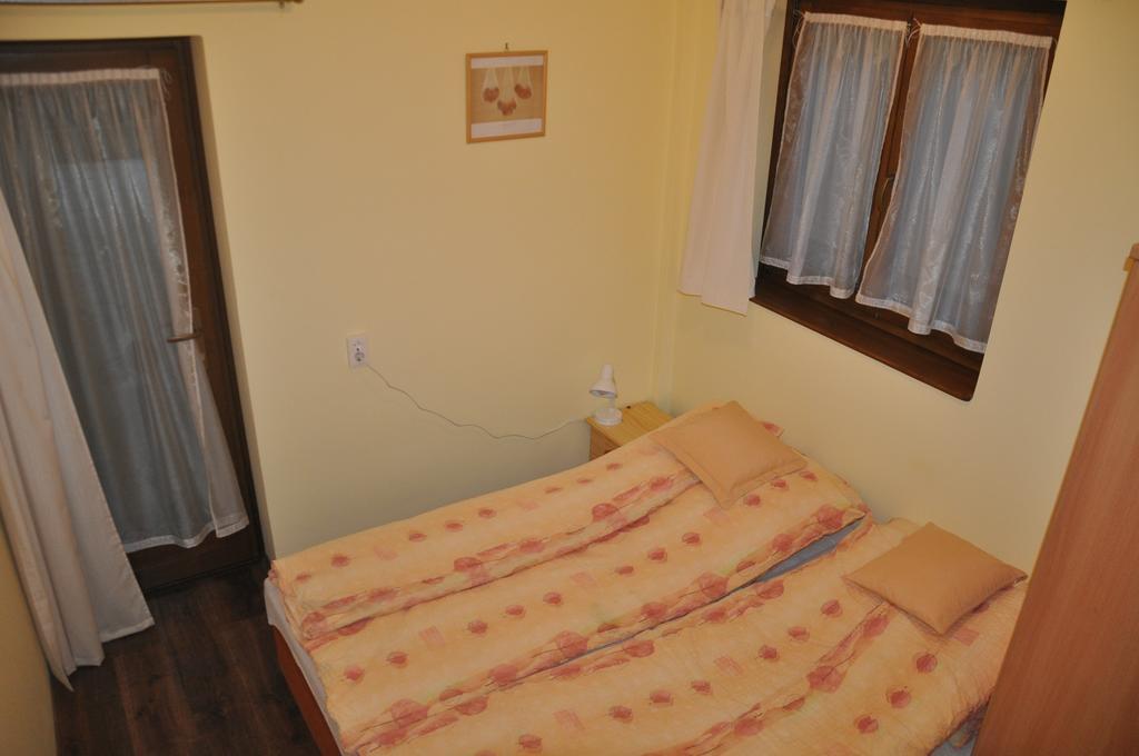 Gyopar Gyoengye Apartmanhaz Орошгаза Екстер'єр фото